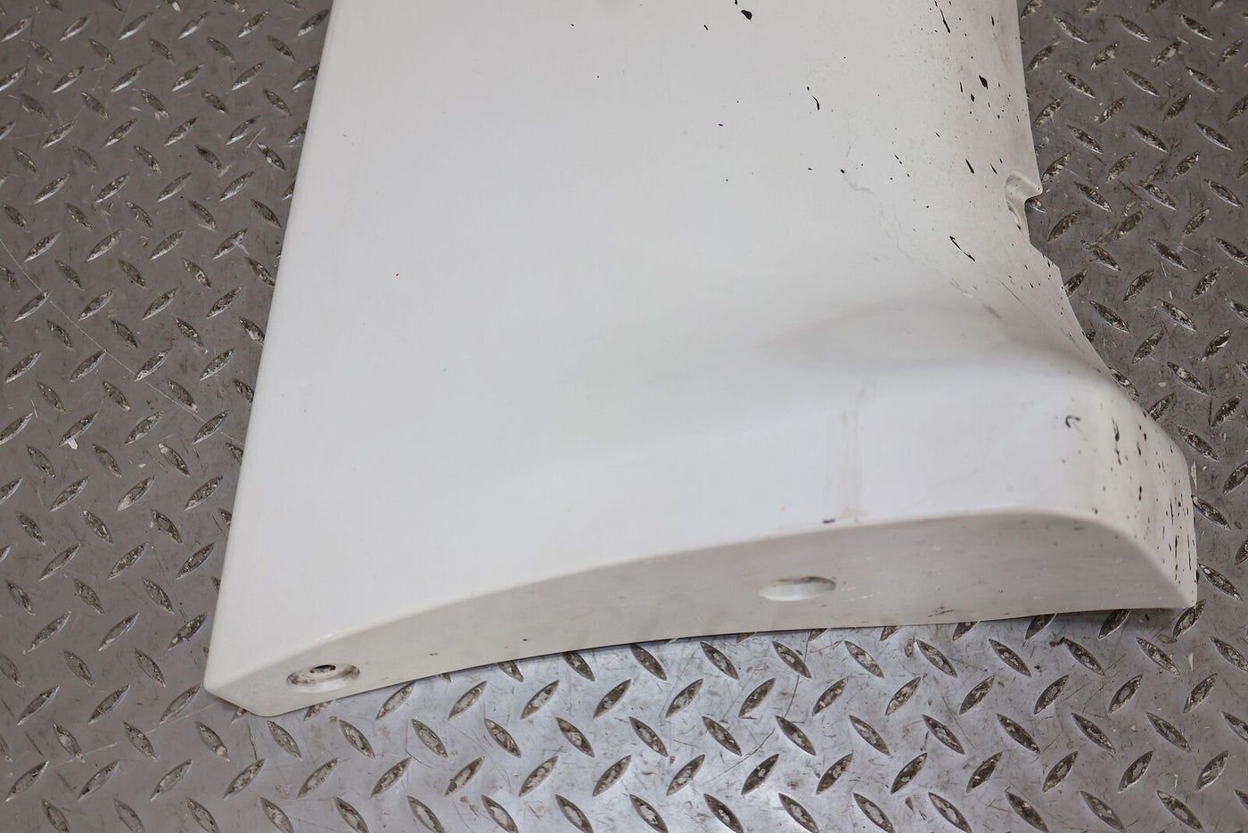 00-06 GMC Yukon Denali Rear Left LH Quarter Panel Moulding (Summit White)