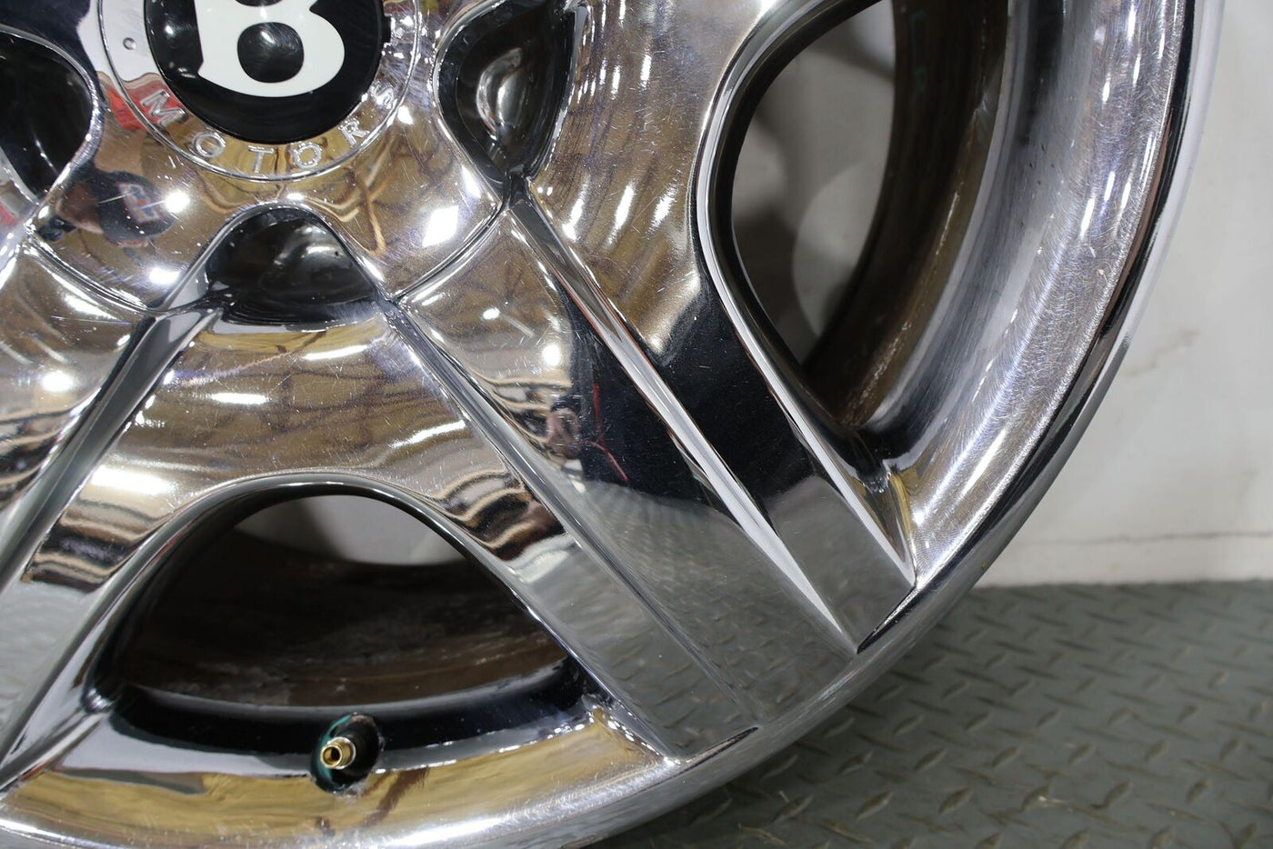 05-09 Bentley Continental GT 19X9 OEM Wheel (Chrome) W/ Center Cap (Curb Marks)