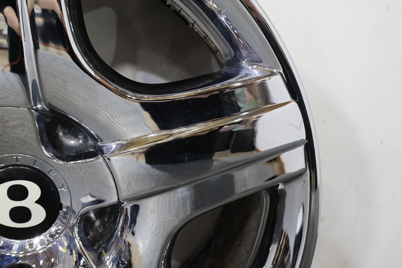 05-09 Bentley Continental GT 19X9 OEM Wheel (Chrome) W/ Center Cap (Face Marks)