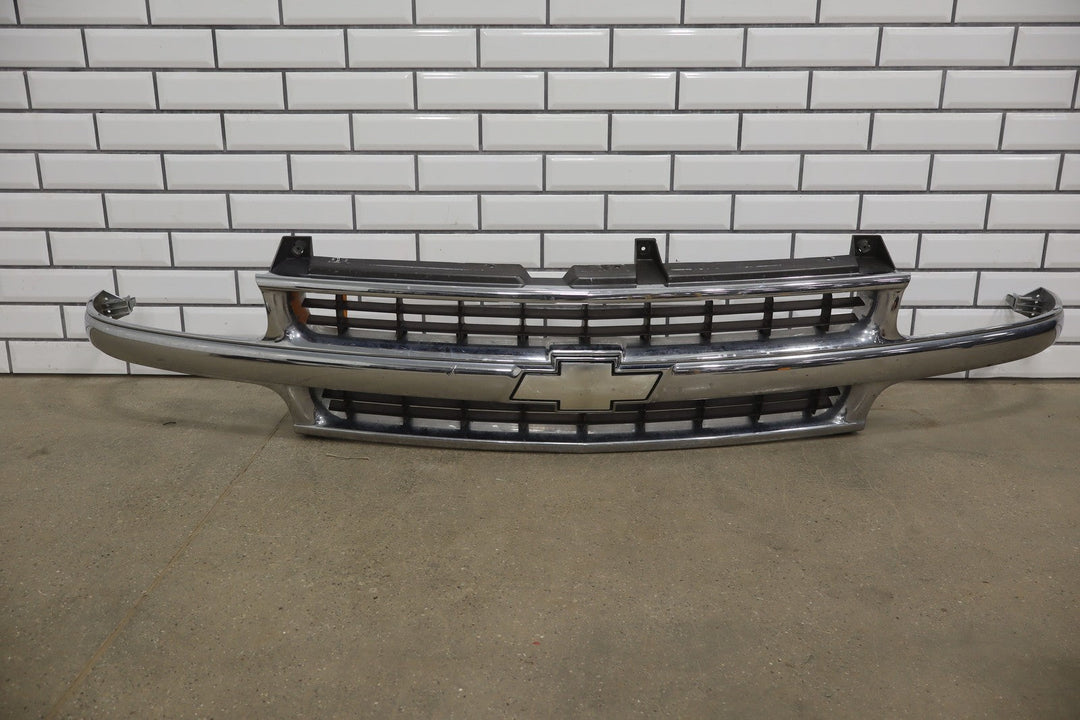 00 - 06 Chevy Suburban/Tahoe Loaded OEM Chrome Grille with Headlights See Photos