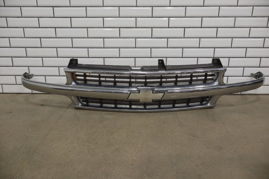 00 - 06 Chevy Suburban/Tahoe Loaded OEM Chrome Grille with Headlights See Photos