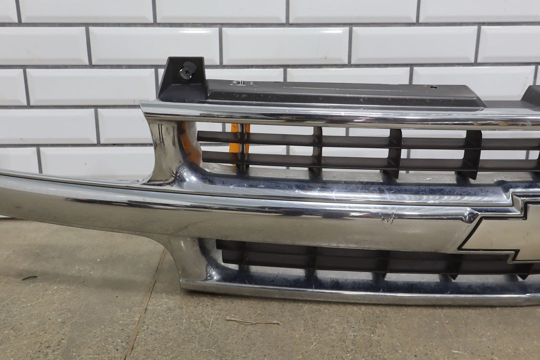 00 - 06 Chevy Suburban/Tahoe Loaded OEM Chrome Grille with Headlights See Photos