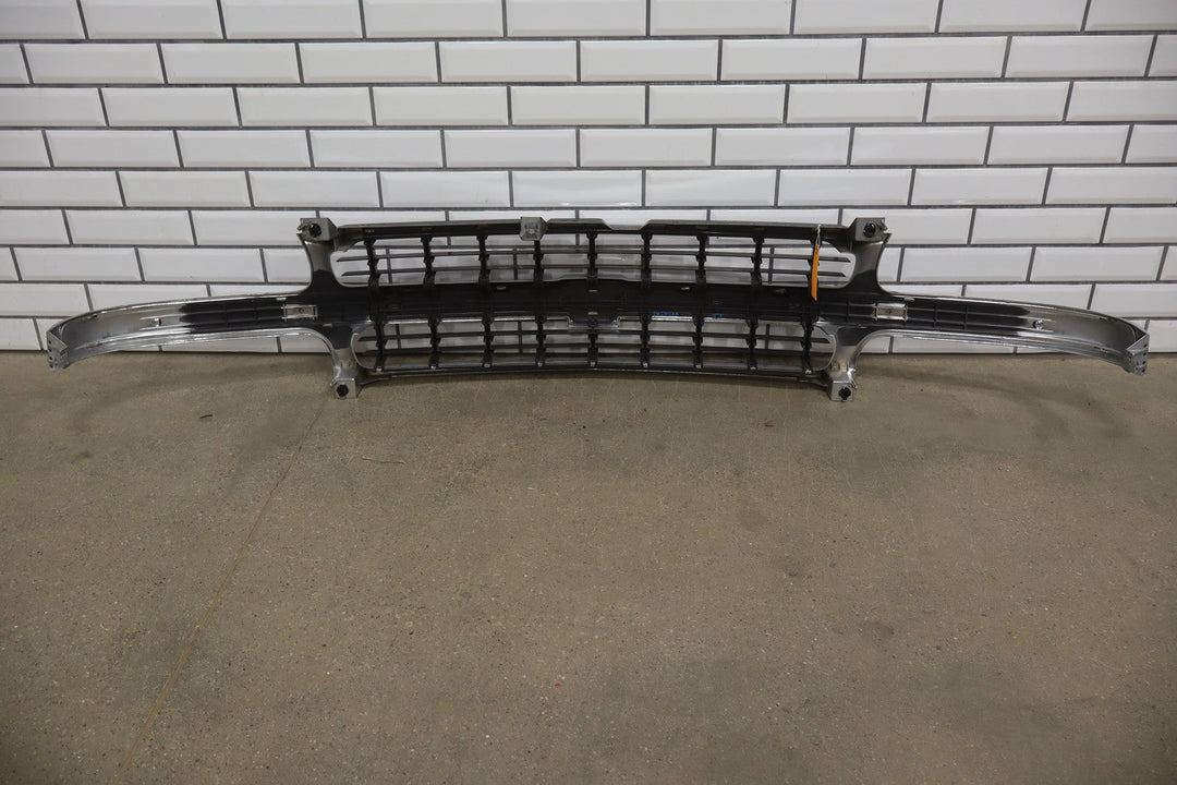 00 - 06 Chevy Suburban/Tahoe Loaded OEM Chrome Grille with Headlights See Photos