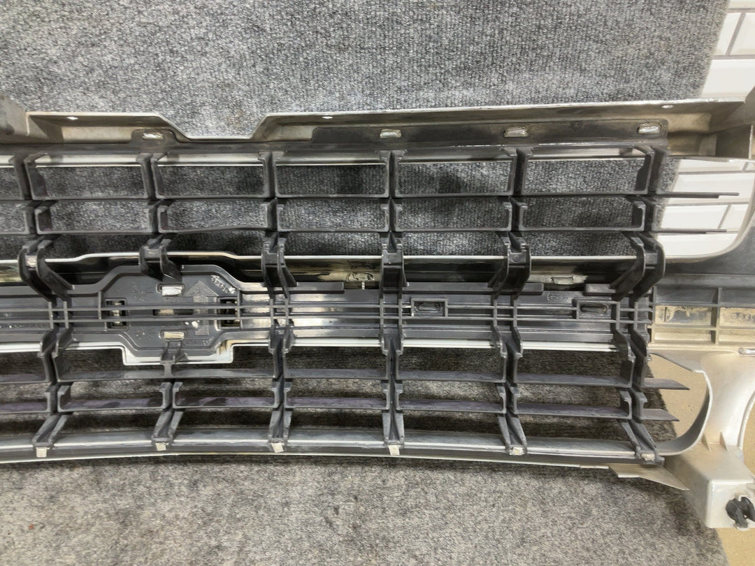 00 - 06 Chevy Suburban/Tahoe OEM Chrome Radiator Grille (See Photos)