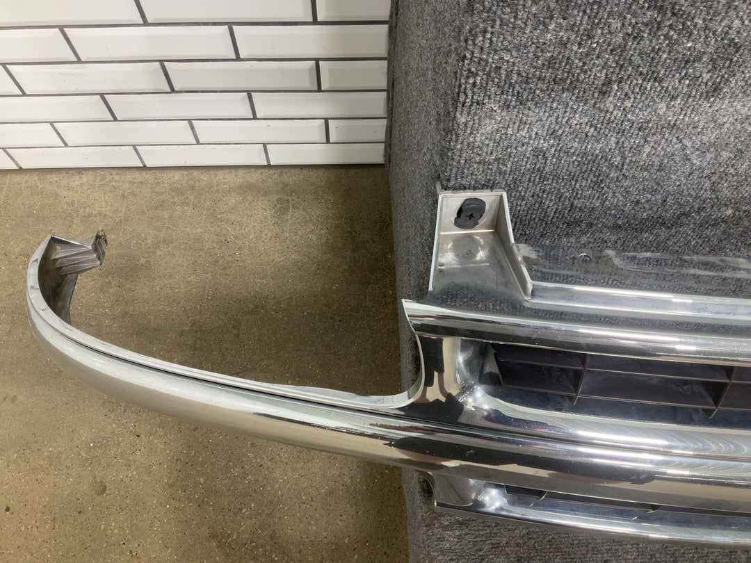 00 - 06 Chevy Suburban/Tahoe OEM Chrome Radiator Grille (See Photos)