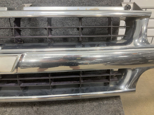 00 - 06 Chevy Suburban/Tahoe OEM Chrome Radiator Grille (See Photos)