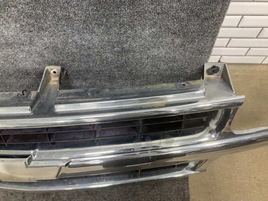 00 - 06 Chevy Suburban/Tahoe OEM Chrome Radiator Grille (See Photos)