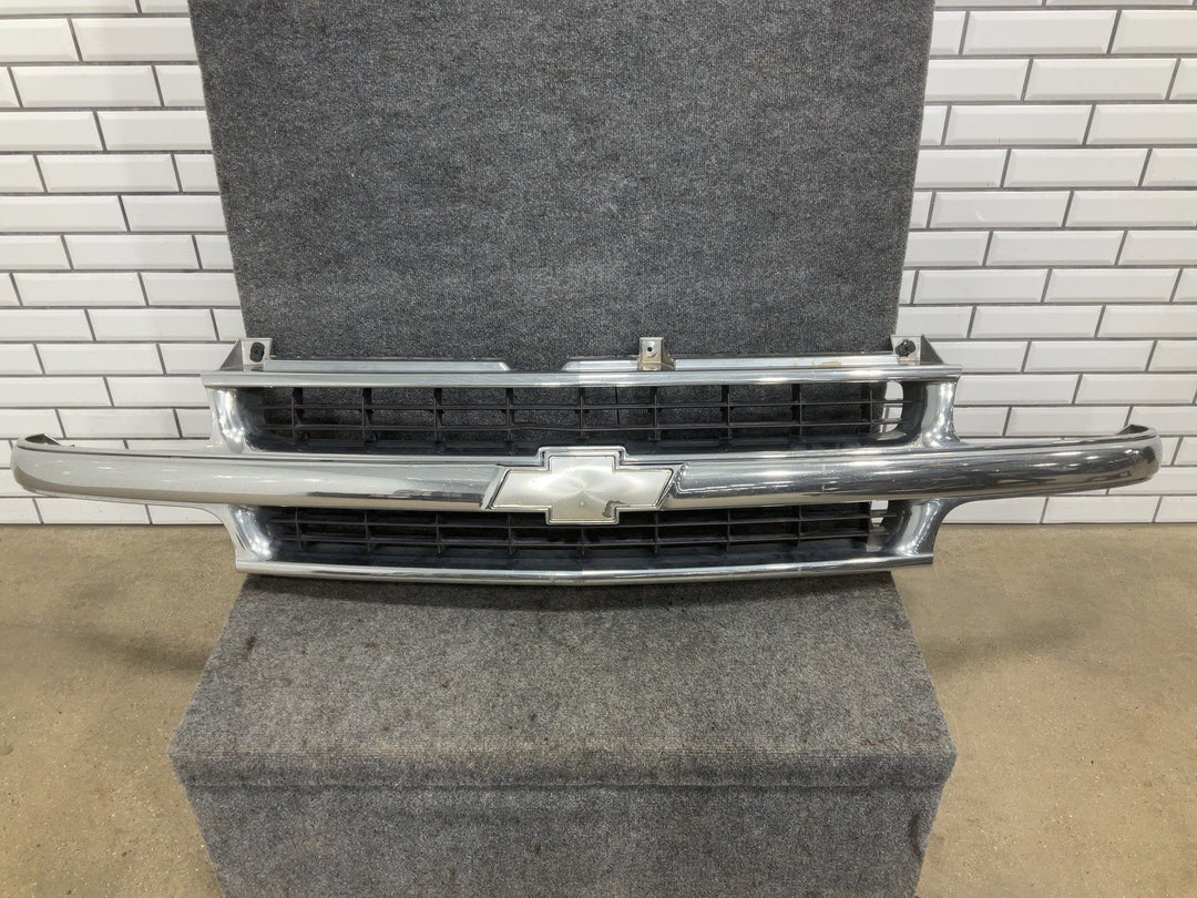 00 - 06 Chevy Suburban/Tahoe OEM Chrome Radiator Grille (See Photos)
