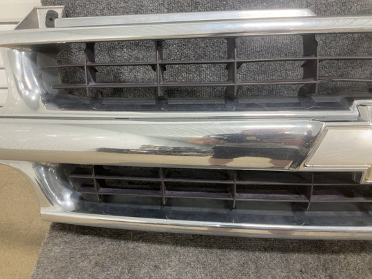 00 - 06 Chevy Suburban/Tahoe OEM Chrome Radiator Grille (See Photos)