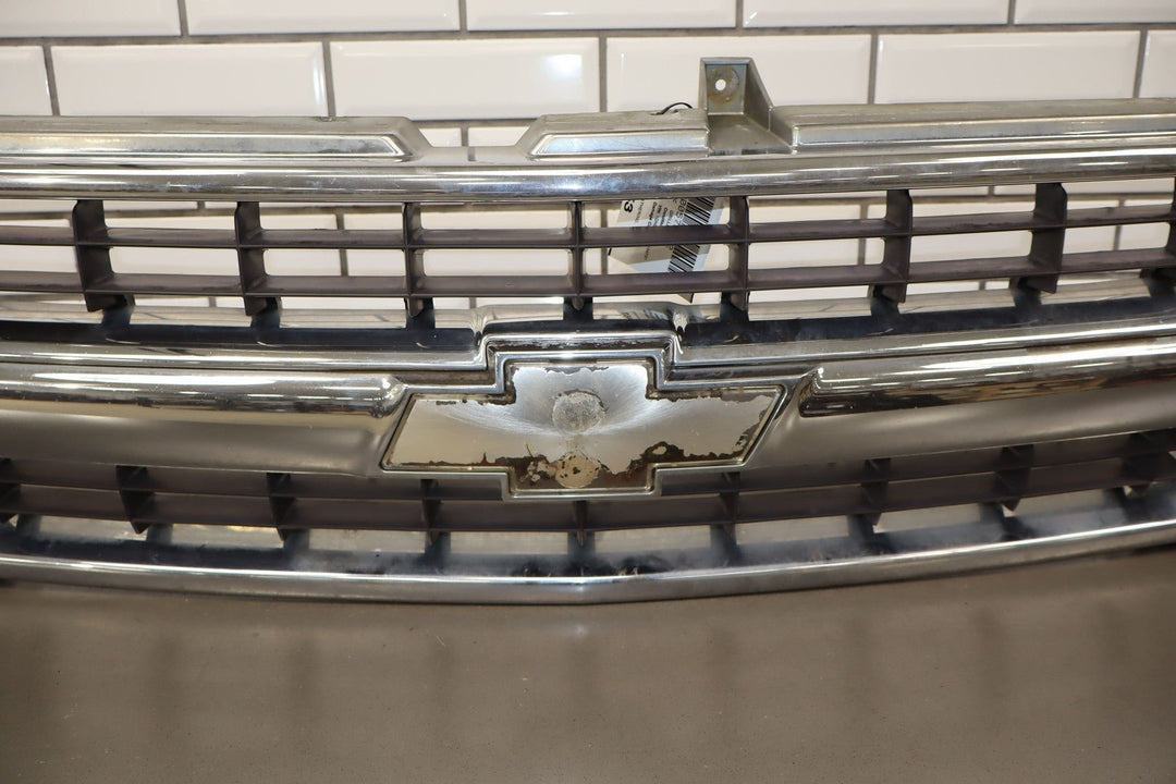 00 - 06 Chevy Tahoe / Suburban OEM Chrome Radiator Grill
