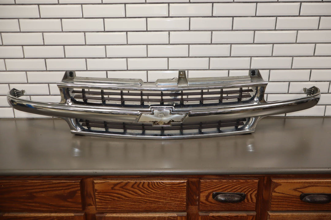 00 - 06 Chevy Tahoe / Suburban OEM Chrome Radiator Grill