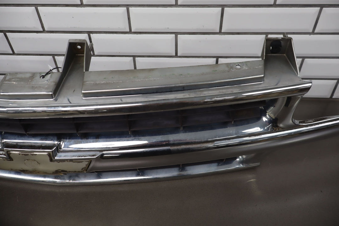 00 - 06 Chevy Tahoe / Suburban OEM Chrome Radiator Grill