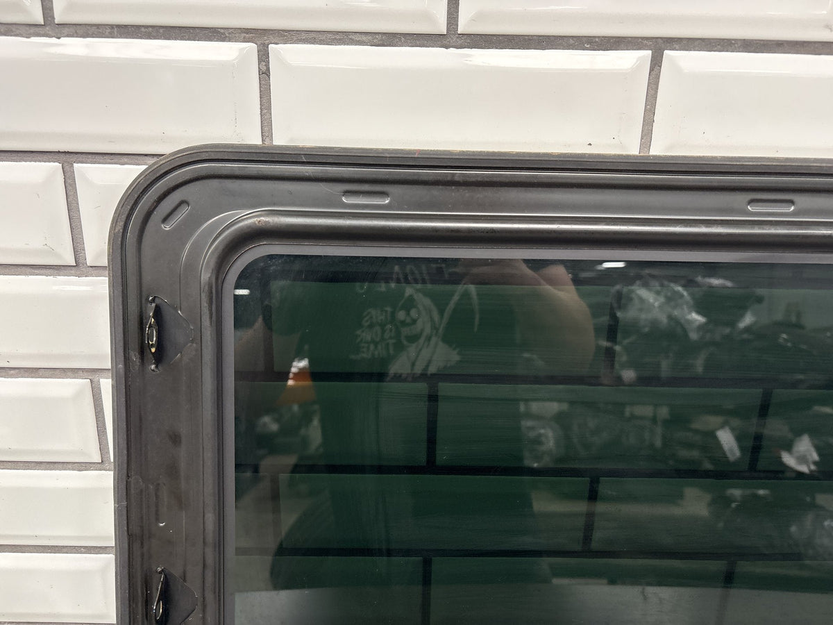 00-06 Chevy Tahoe/Suburban GMT800 Sunroof Glass Only