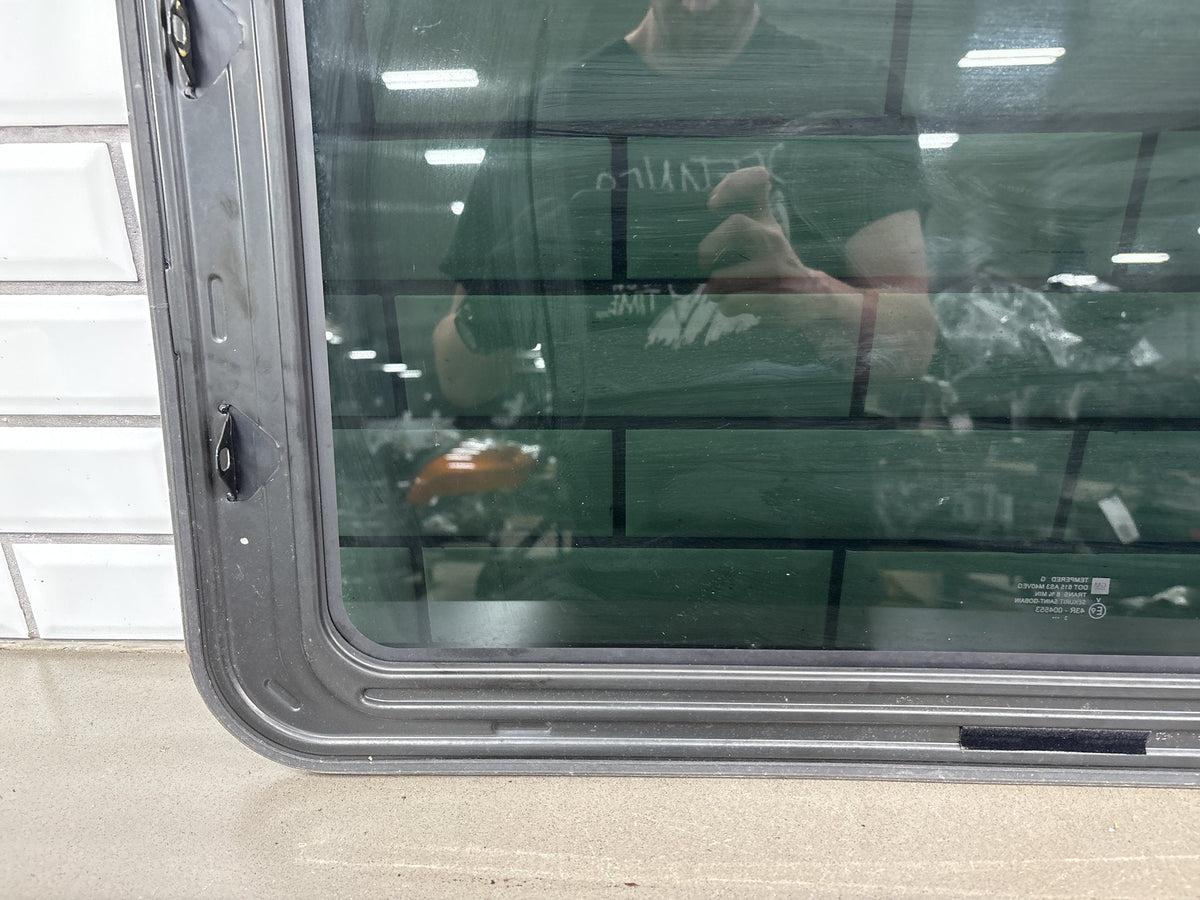 00-06 Chevy Tahoe/Suburban GMT800 Sunroof Glass Only