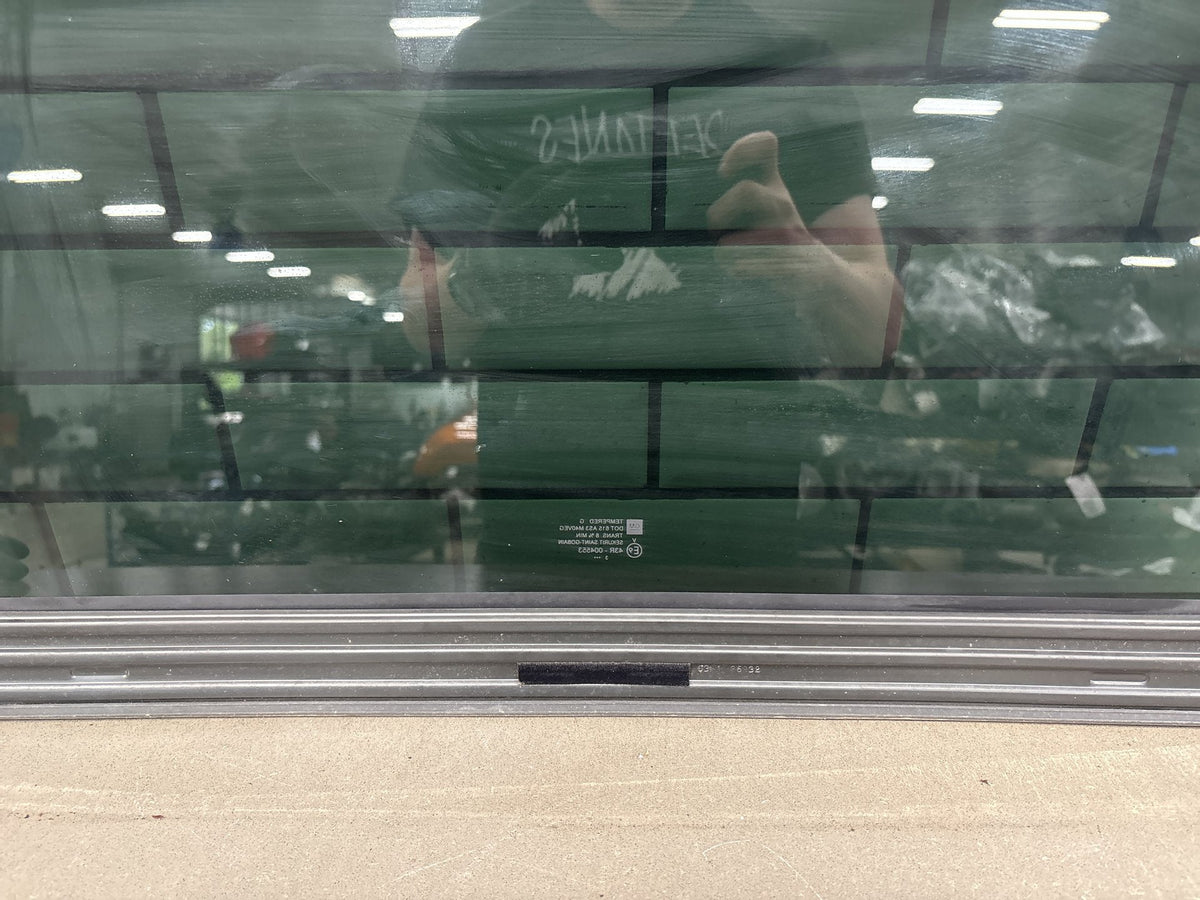 00-06 Chevy Tahoe/Suburban GMT800 Sunroof Glass Only