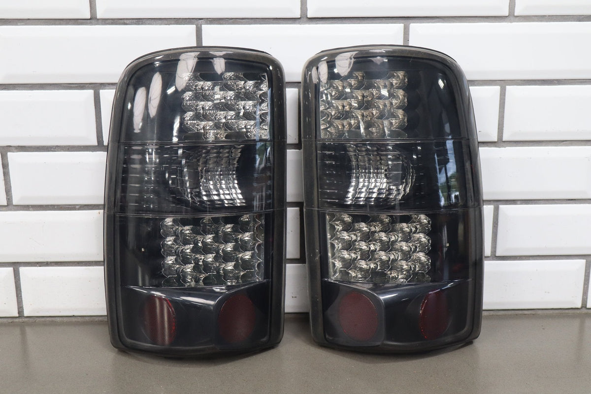 00-06 Chevy Tahoe/Suburban GMT800 Tail Light Set Aftermarket Pair