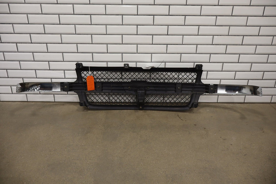 01 - 02 Chevy 2500HD OEM Grill (HVY) with Aftermarket Headlights / Marker Lights
