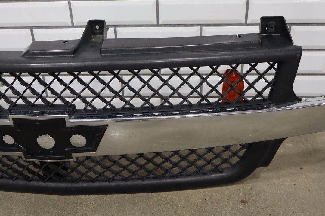 01 - 02 Chevy 2500HD OEM Grill (HVY) with Aftermarket Headlights / Marker Lights