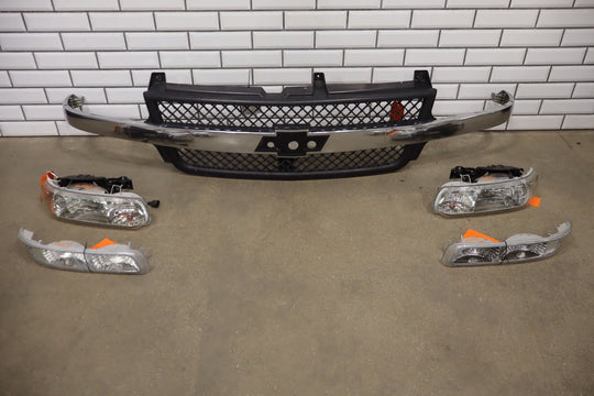 01 - 02 Chevy 2500HD OEM Grill (HVY) with Aftermarket Headlights / Marker Lights