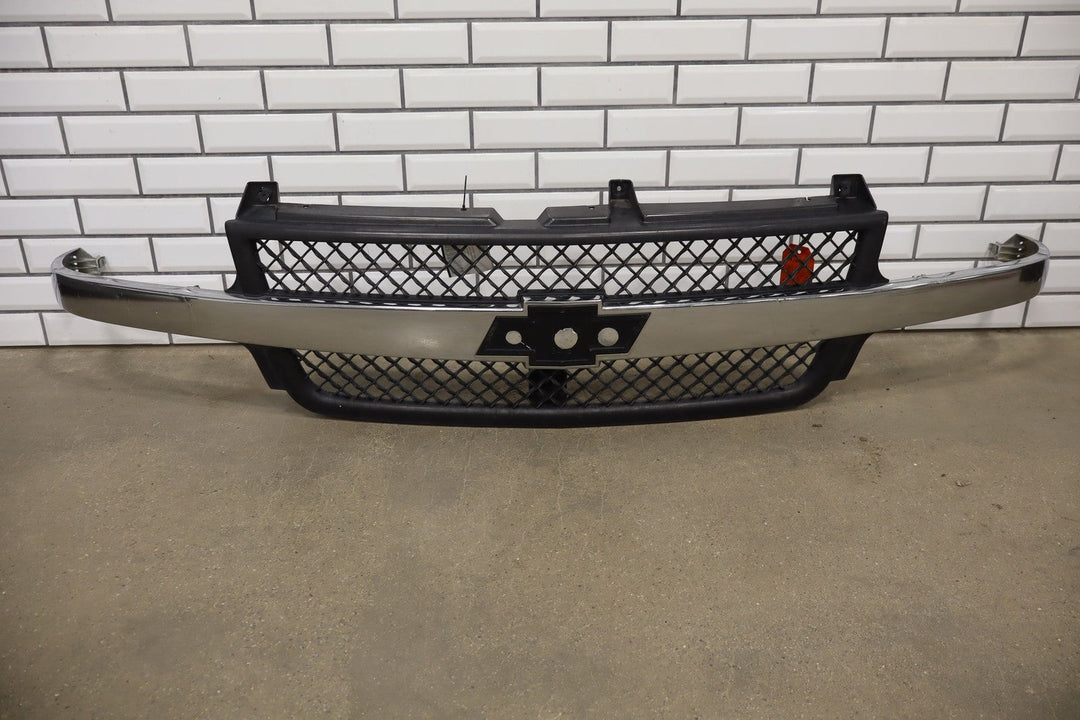 01 - 02 Chevy 2500HD OEM Grill (HVY) with Aftermarket Headlights / Marker Lights