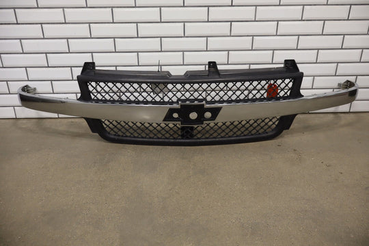 01 - 02 Chevy 2500HD OEM Grill (HVY) with Aftermarket Headlights / Marker Lights