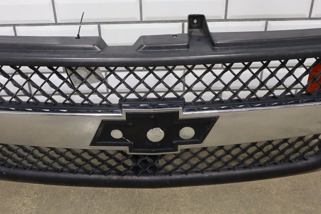 01 - 02 Chevy 2500HD OEM Grill (HVY) with Aftermarket Headlights / Marker Lights