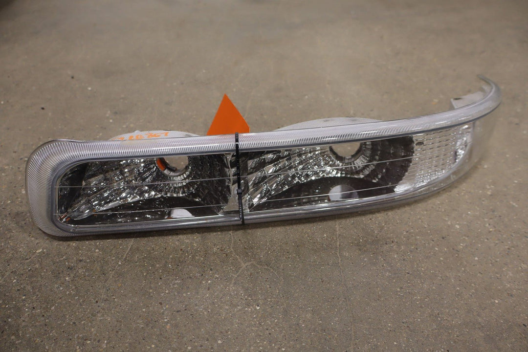 01 - 02 Chevy 2500HD OEM Grill (HVY) with Aftermarket Headlights / Marker Lights