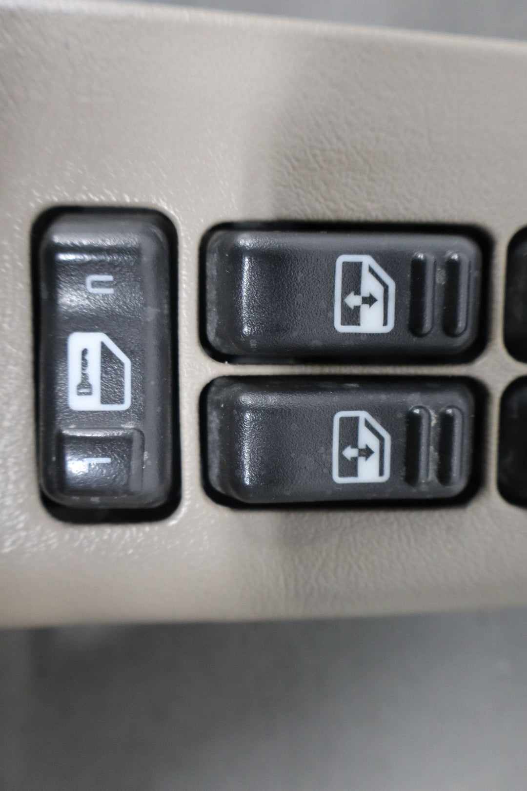 01 - 02 Chevy GMC 2500HD Driver Left LH Master Window Switch Tan 52D Bezel
