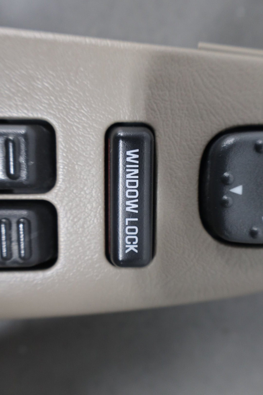 01 - 02 Chevy GMC 2500HD Driver Left LH Master Window Switch Tan 52D Bezel