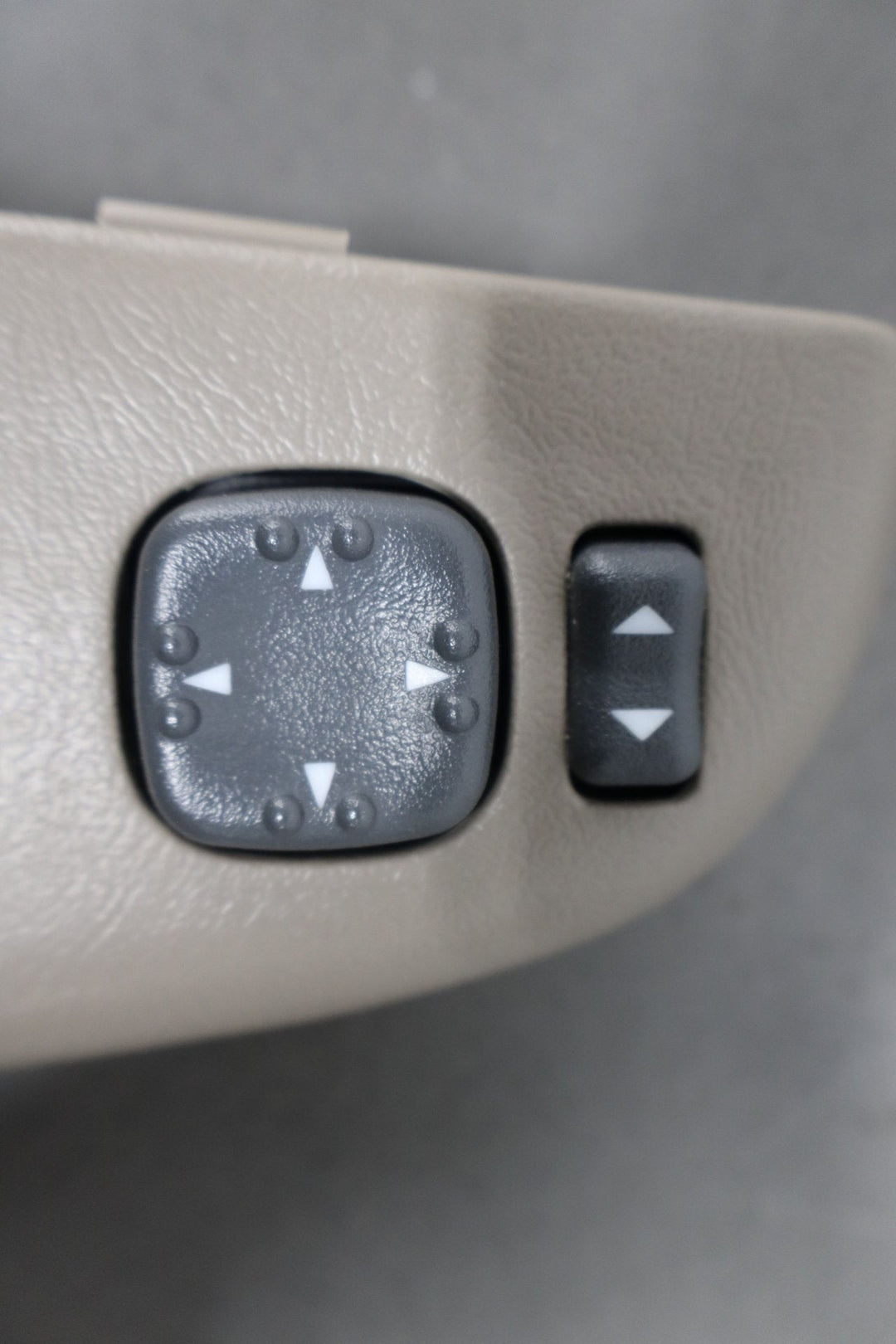 01 - 02 Chevy GMC 2500HD Driver Left LH Master Window Switch Tan 52D Bezel