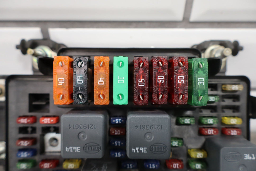 01 - 02 Chevy GMC 2500HD Underhood Engine Fuse Box OEM 12193645