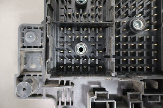 01 - 02 Chevy GMC 2500HD Underhood Engine Fuse Box OEM 12193645