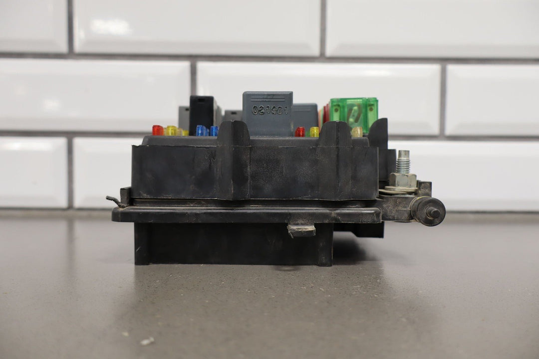 01 - 02 Chevy GMC 2500HD Underhood Engine Fuse Box OEM 12193645