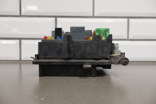 01 - 02 Chevy GMC 2500HD Underhood Engine Fuse Box OEM 12193645