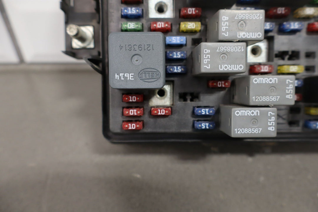 01 - 02 Chevy GMC 2500HD Underhood Engine Fuse Box OEM 12193645