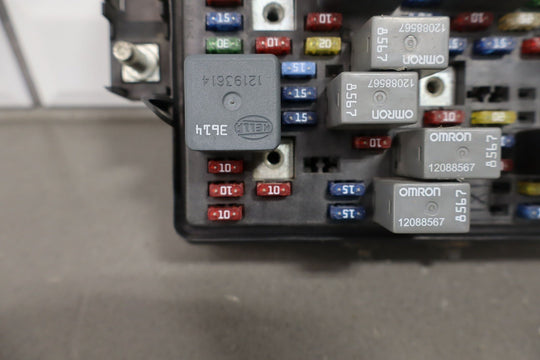 01 - 02 Chevy GMC 2500HD Underhood Engine Fuse Box OEM 12193645