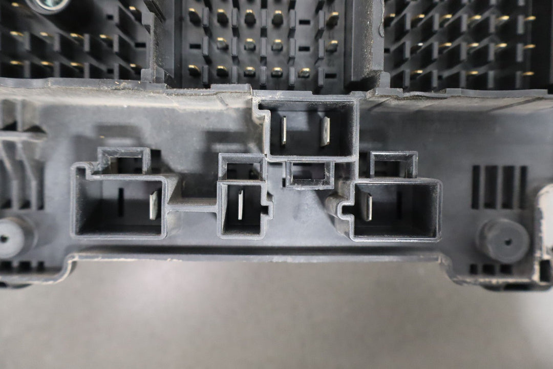 01 - 02 Chevy GMC 2500HD Underhood Engine Fuse Box OEM 12193645