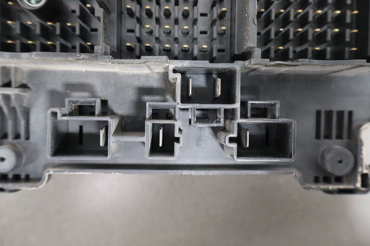 01 - 02 Chevy GMC 2500HD Underhood Engine Fuse Box OEM 12193645