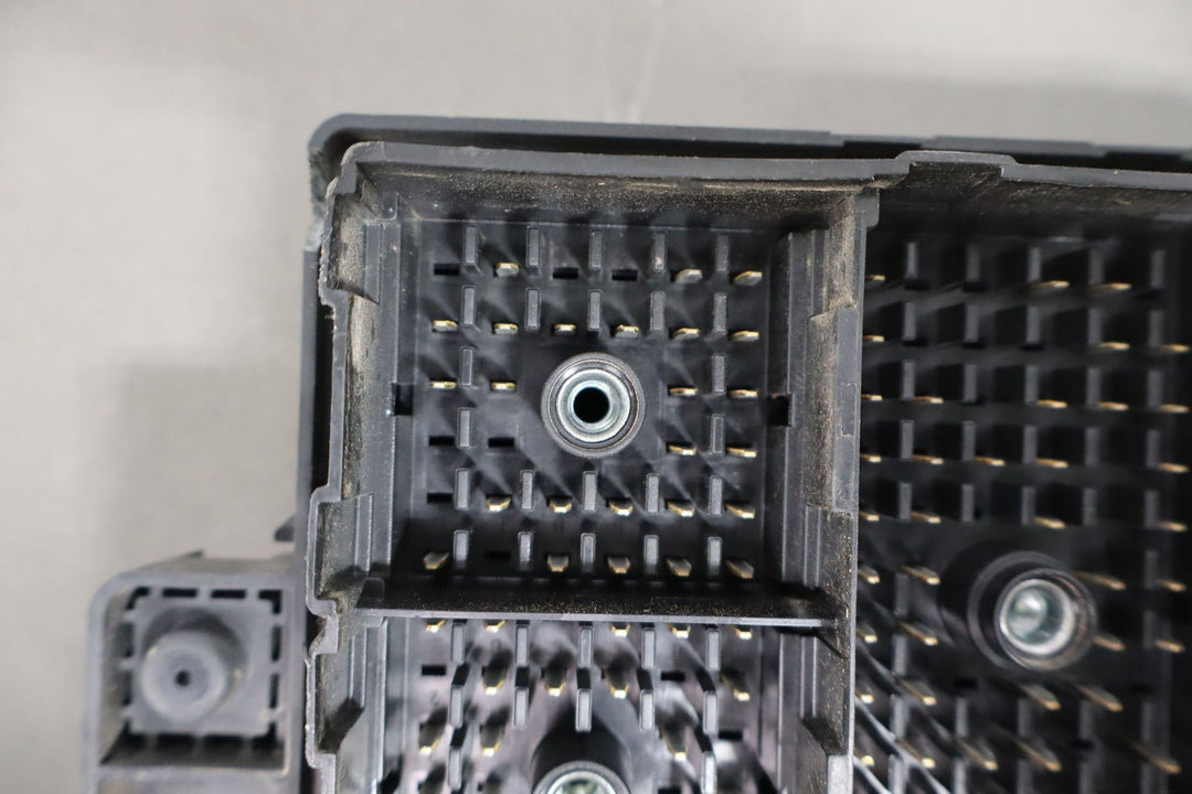 01 - 02 Chevy GMC 2500HD Underhood Engine Fuse Box OEM 12193645