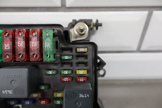 01 - 02 Chevy GMC 2500HD Underhood Engine Fuse Box OEM 12193645