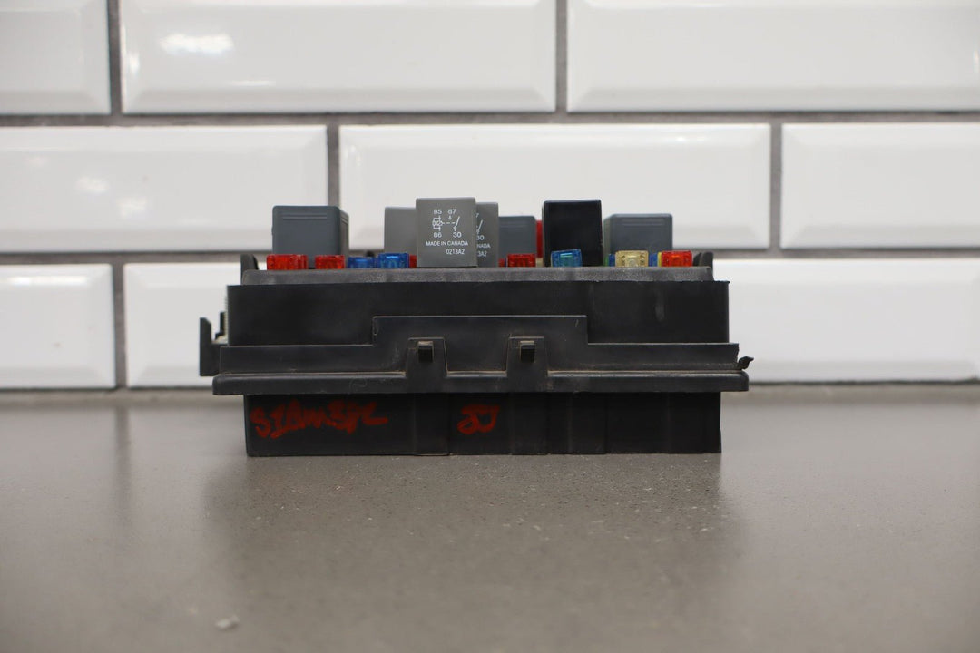 01 - 02 Chevy GMC 2500HD Underhood Engine Fuse Box OEM 12193645