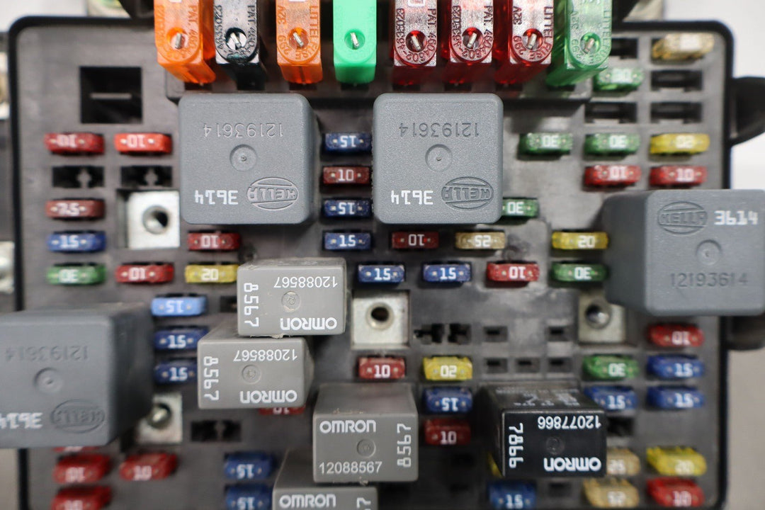 01 - 02 Chevy GMC 2500HD Underhood Engine Fuse Box OEM 12193645