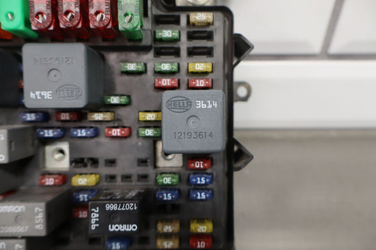 01 - 02 Chevy GMC 2500HD Underhood Engine Fuse Box OEM 12193645