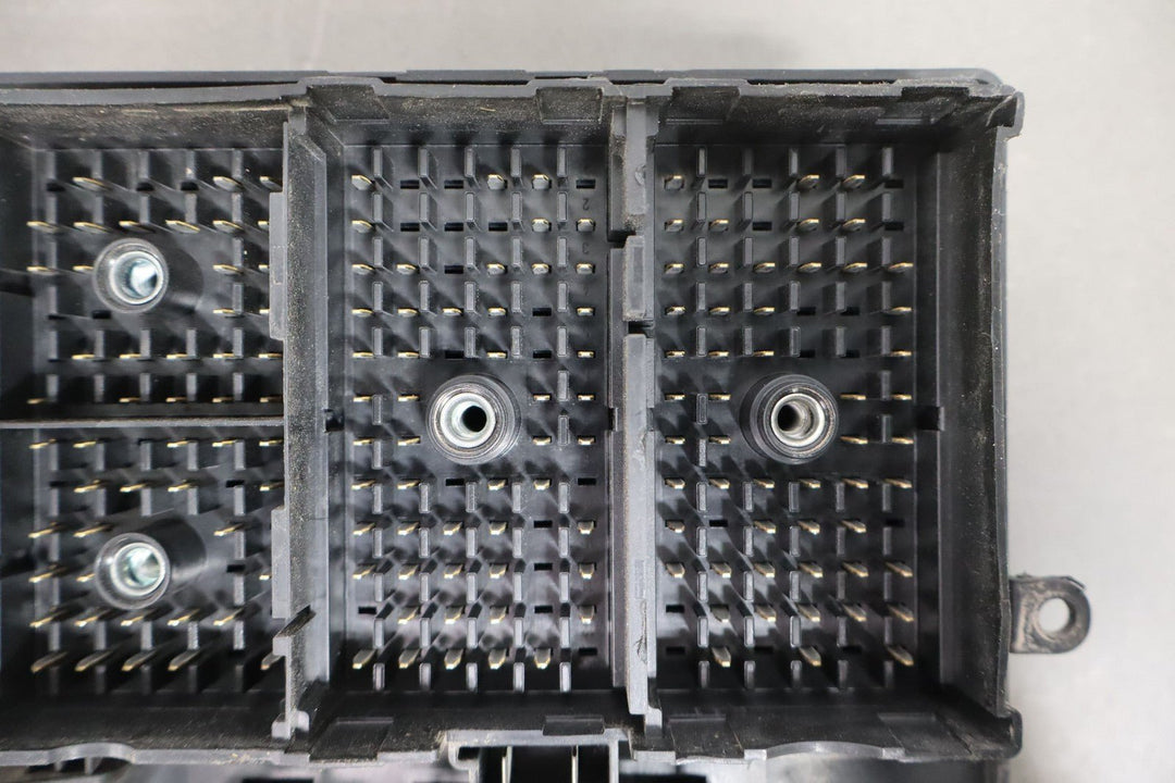 01 - 02 Chevy GMC 2500HD Underhood Engine Fuse Box OEM 12193645