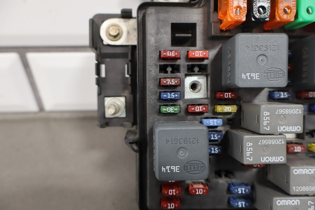 01 - 02 Chevy GMC 2500HD Underhood Engine Fuse Box OEM 12193645