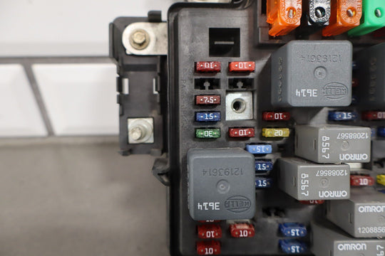 01 - 02 Chevy GMC 2500HD Underhood Engine Fuse Box OEM 12193645