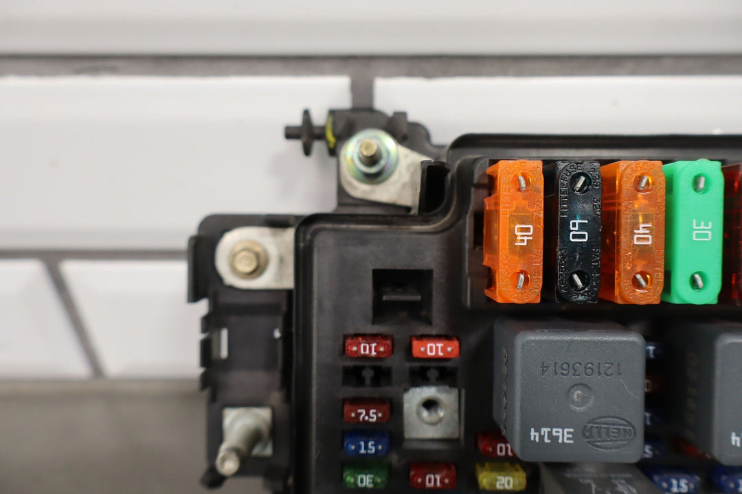 01 - 02 Chevy GMC 2500HD Underhood Engine Fuse Box OEM 12193645