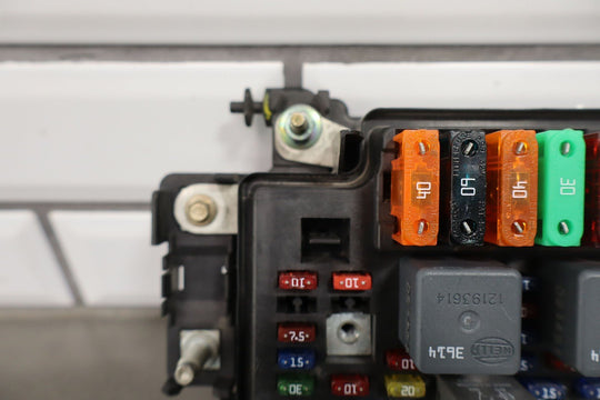 01 - 02 Chevy GMC 2500HD Underhood Engine Fuse Box OEM 12193645