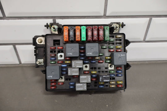 01 - 02 Chevy GMC 2500HD Underhood Engine Fuse Box OEM 12193645