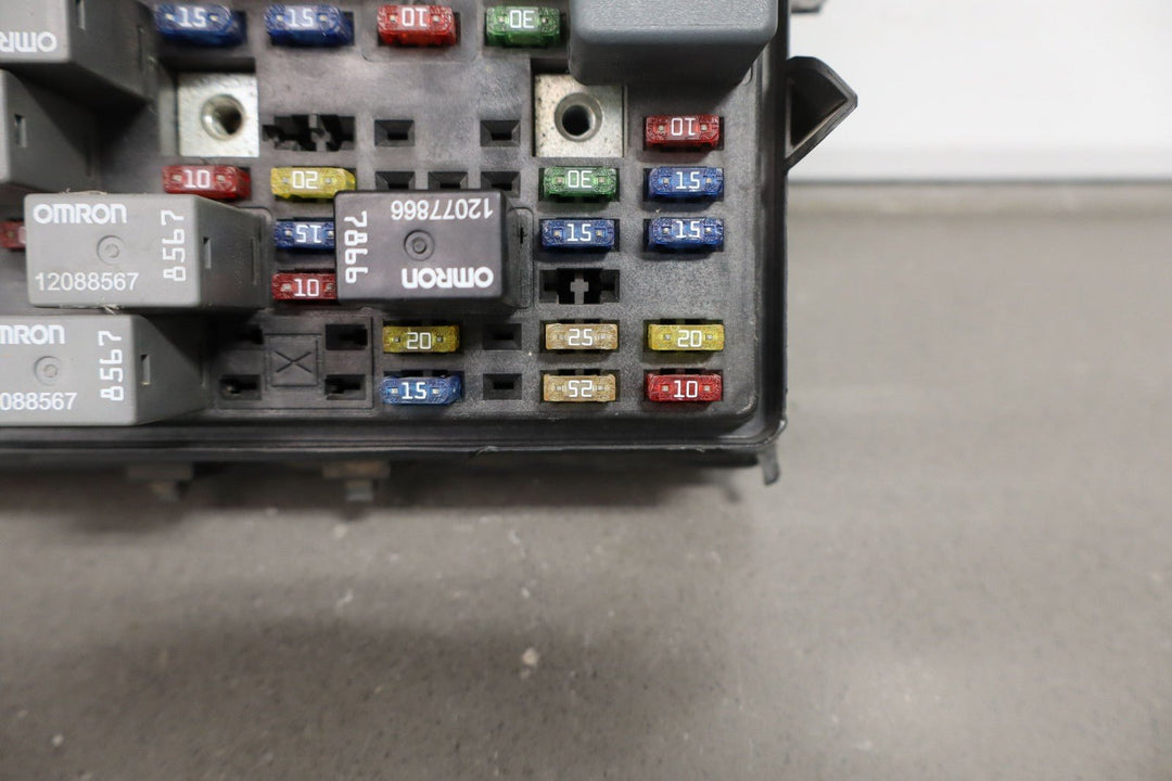 01 - 02 Chevy GMC 2500HD Underhood Engine Fuse Box OEM 12193645